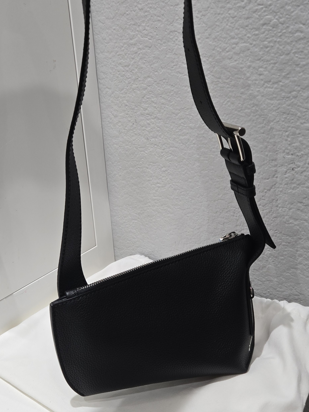 Alexander McQueen T-Bar Sling Pouch Bag-Pebbled Leather - Picture 2 of 6